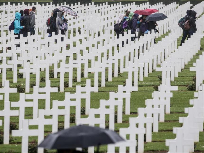 Merkel und Hollande gedenken der «Hölle von Verdun» Soldatengräber bei Verdun: In der Schlacht im Ersten Weltkrieg starben mehr als 300 000 Soldaten. Foto: Kay Nietfeld