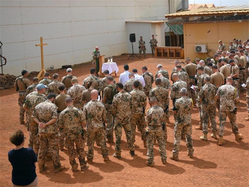 Abgestürzter Bundeswehr-Helikopter verlor Rotorblätter Soldatinnen und Soldaten gedenken bei einem Feldgottesdienst im Camp Castor Abschied von ihren Kameraden. Foto: Britta Pedersen