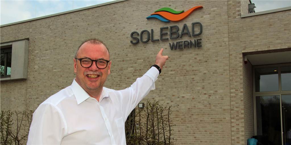 Solebad in Werne fährt Sparkurs – und senkt Wassertemperatur Ein Mann zeigt auf ein Gebäude.
