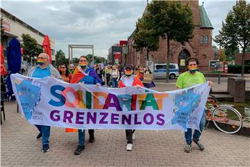„Solidarität grenzenlos“ war das Motto der Demonstration. Mit bunten Plakaten und lauten Rufen zogen die Teilnehmer durch die Innenstadt.