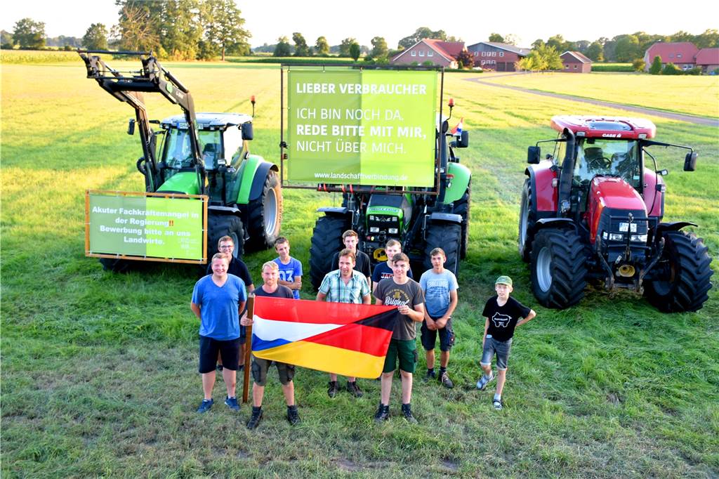 Solidarität mit Landwirten, die in den Niederlanden gerade für ihre Zukunft demonstrieren, und Hoffnung auf eine sichere Zukunft: Auch in Legden haben sich am Montagabend Landwirte und Jugendliche an den Protesten beteiligt. 