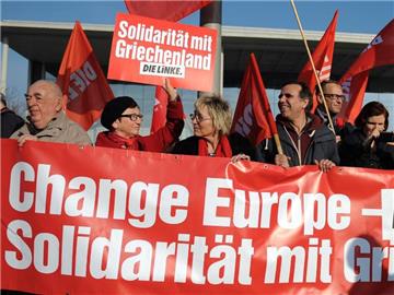 Solidaritätskundgebung der Linken beim Besuch des griechischen Ministerpräsidenten Tsipras in Berlin. Foto: Britta Pedersen