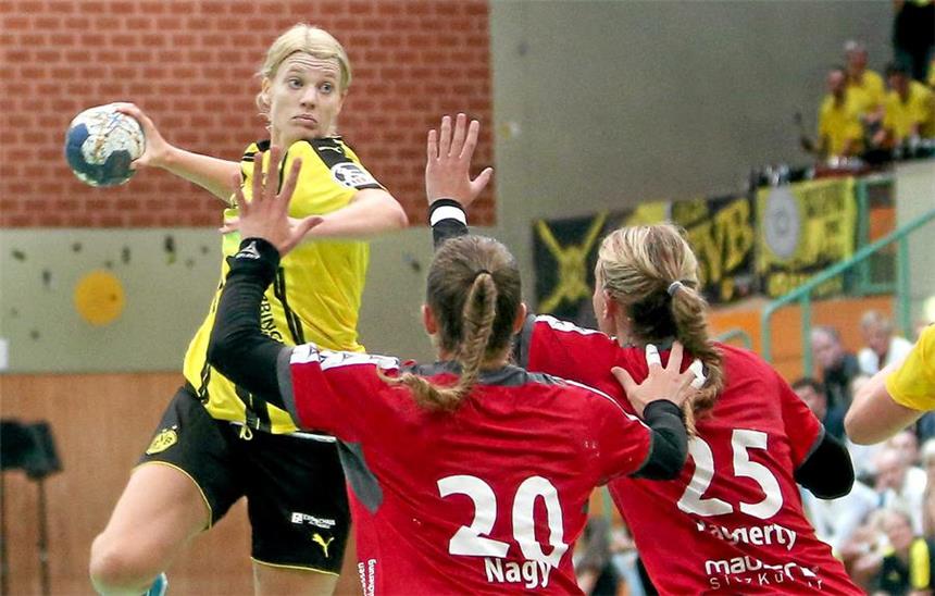 Drei Neue für Barna - Schmele soll bleiben Soll auch künftig für die BVB-Frauen auf Torejagd gehen: Die lange verletzte Carolin Schmele (l.).