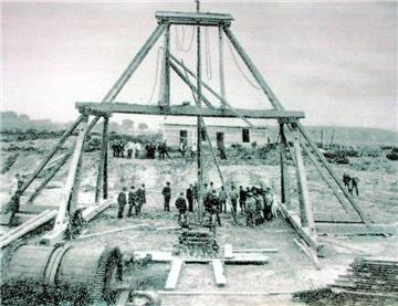 Soll aus den alten Schächten der Zeche Hermann in Selm-Beifang Gas gefördert werden? Das ist weiter unklar. Das Foto zeigt eine Probebohrung nach Kohle aus dem Jahr 1906.