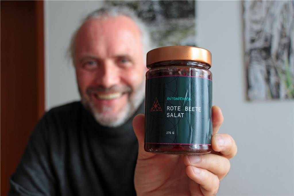Star-Koch Heiko Antoniewicz aus Werne testet gerade ganz neue Ideen Soll bald im Handel erhältlich sein - Produkte wie das Glas Rote Beete, raffiniert mit Kaffee abgeschmeckt. "Das balanciert den erdigen Geschmack der roten Beete", sagt Antoniewicz.