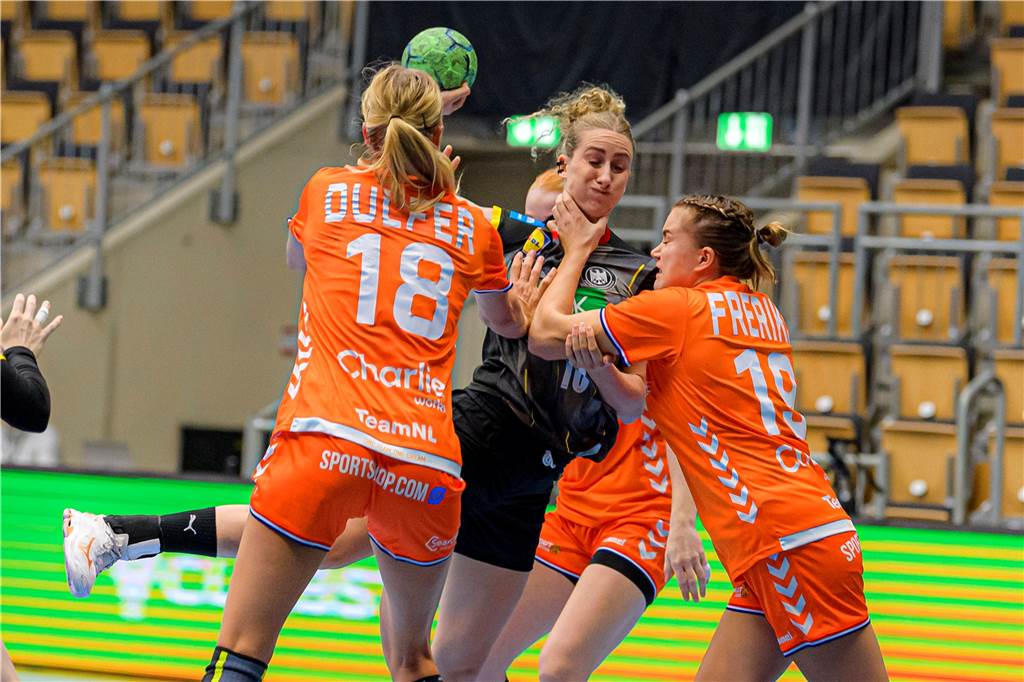 Soll den Rückraum von Borussia Dortmund verstärken: Mia Zschocke (M.), hier im Duell mit ihrer baldigen Teamkollegin Merel Freriks (r.) und Noch-Dortmunderin Kelly Dulfer.