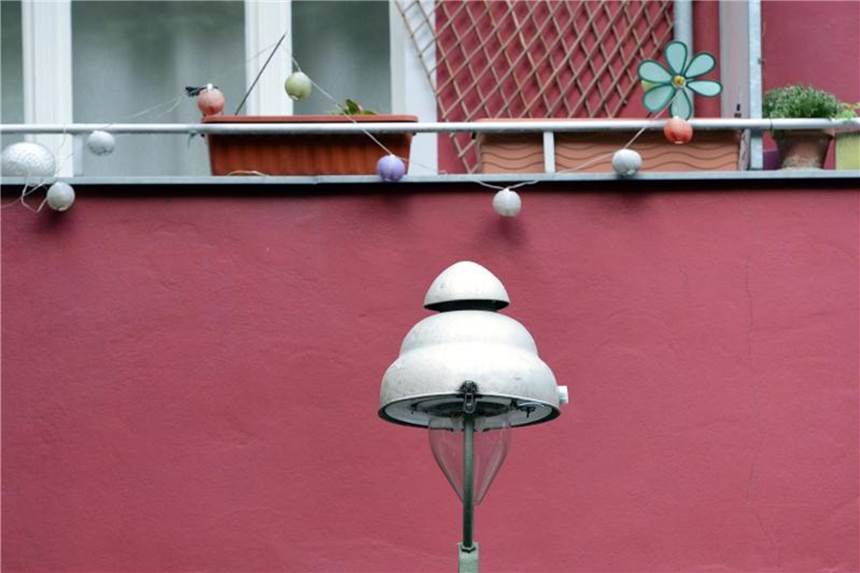 Soll die Lichterkette langfristig hängen bleiben, müssen die anderen Wohnungseigentümer einverstanden sein. Foto: Jens Kalaene/Symbolbild