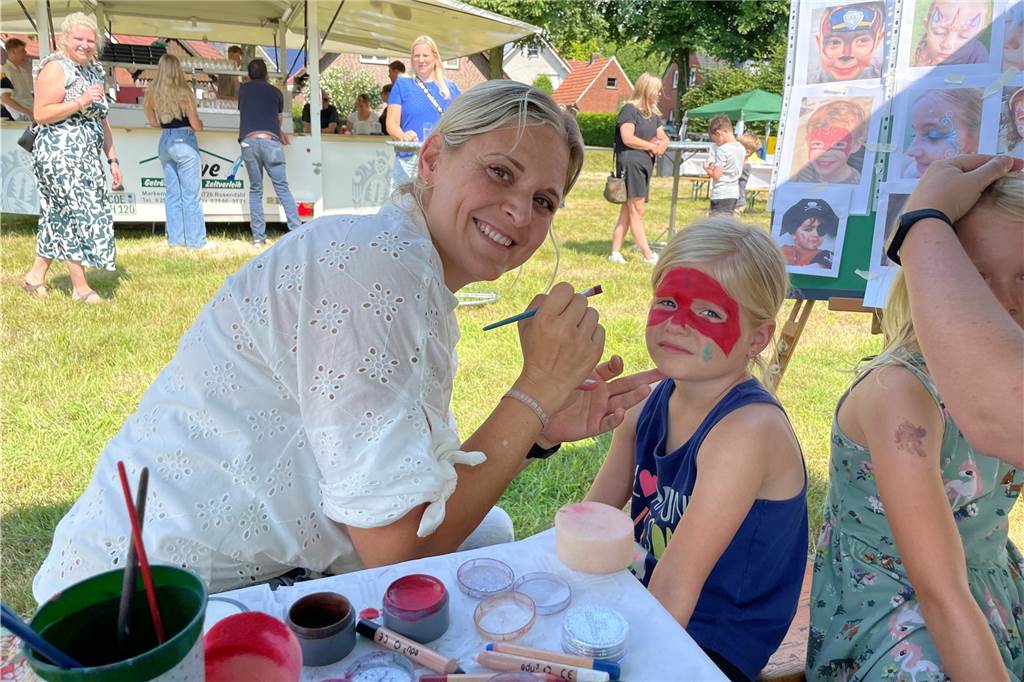 Fliegenmarkt startet mit viel Sonnenschein : „Da kommt das ganze Dorf zusammen“ Ein Mädchen wird beim Kinderschminken geschminkt.