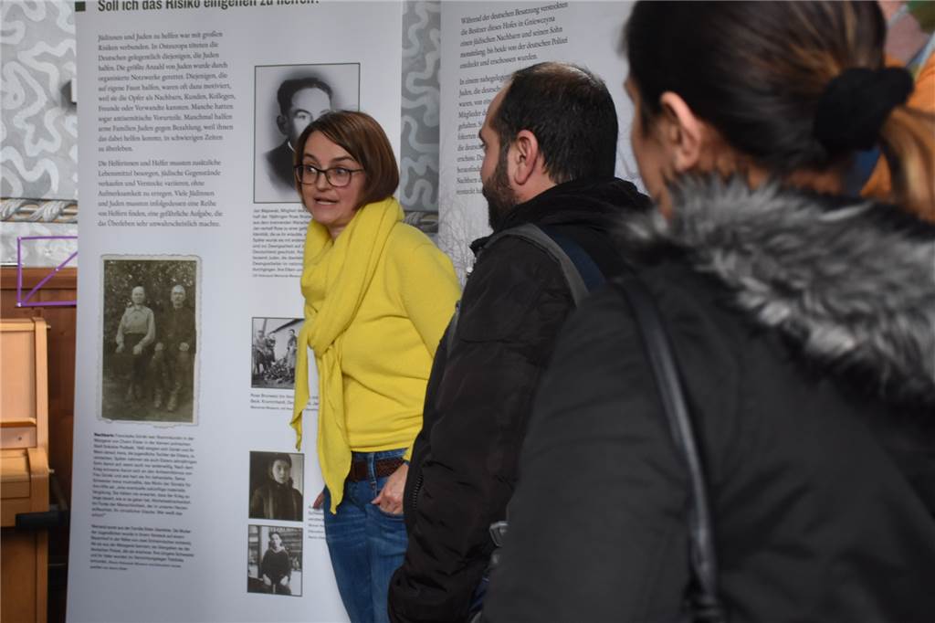 „Soll ich riskieren, zu helfen“, steht vor der Tafel, die Manon Pirags bei der Ausstellung in der alten Synagoge zeigt.