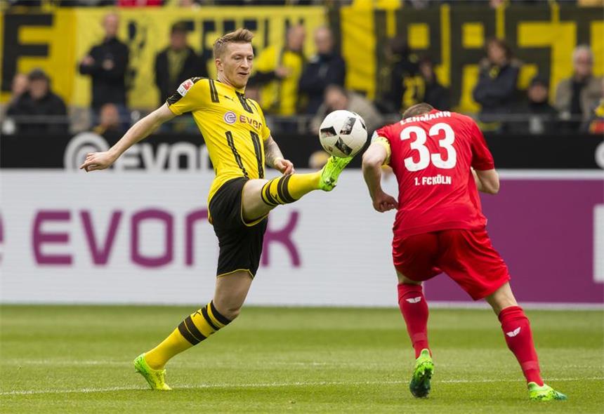 Löw würde Reus gerne mit zum Confed Cup nehmen Soll mit zum Confed Cup: BVB-Mittelfeldspieler Marco Reus (l.).