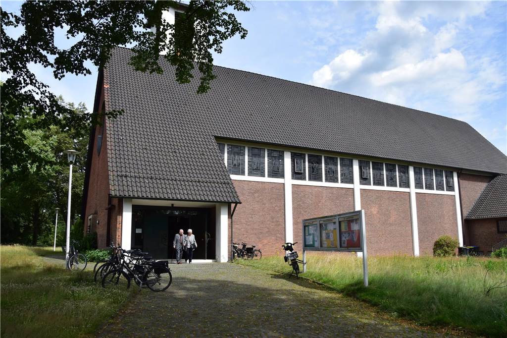 Weihbischof entweiht Laurentiuskirche in Haltern: „Abschied in Wellen“ Kirchengebäude