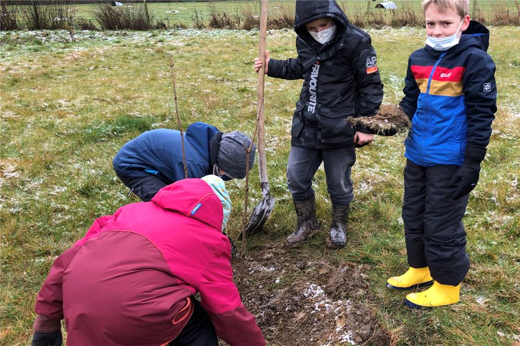Grundschüler aus Nordkirchen unterwegs im Namen der Natur und des Klimas Sollte es Scheu beim Anfassen der Erde gegeben haben, war sie schnell abgestellt.