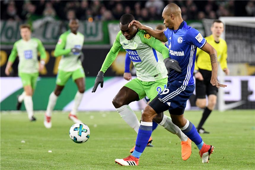 30 Millionen Euro winken in der Champions League Sollte sich Schalke für die Champions League qualifizieren, muss das kickende Personal aufgestockt werden, um Spieler wie Naldo (r.) zu entlasten.