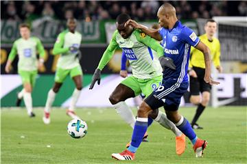 Sollte sich Schalke für die Champions League qualifizieren, muss das kickende Personal aufgestockt werden, um Spieler wie Naldo (r.) zu entlasten.