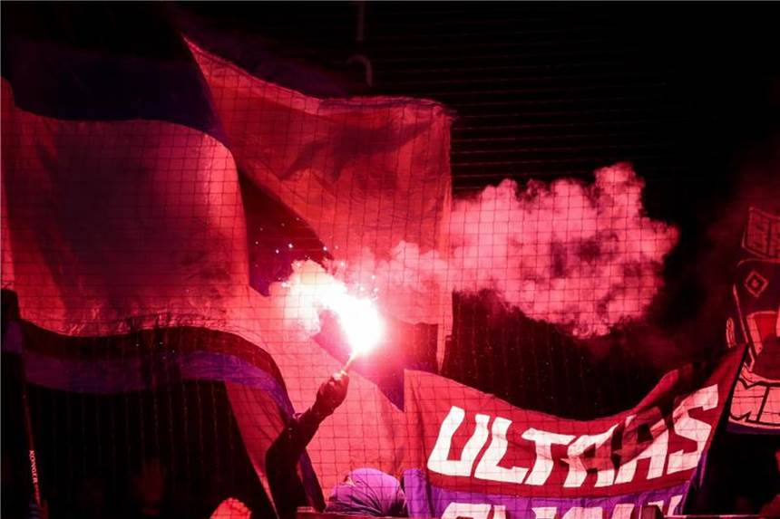 Strafenkatalog für 1. bis 3. Liga: 3000 Euro für Pyrowurf Sollten Fans Pyrotechnik abbrennen, müssen die Clubs blechen. Foto: Christian Charisius