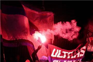Sollten Fans Pyrotechnik abbrennen, müssen die Clubs blechen. Foto: Christian Charisius
