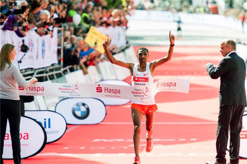 Pflieger läuf EM-Norm bei Hamburg-Marathon Solomon Deksisa aus Äthiopien jubelt über den Sieg beim Hamburg Marathon. Foto: Malte Christians