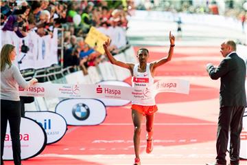 Solomon Deksisa aus Äthiopien jubelt über den Sieg beim Hamburg Marathon. Foto: Malte Christians