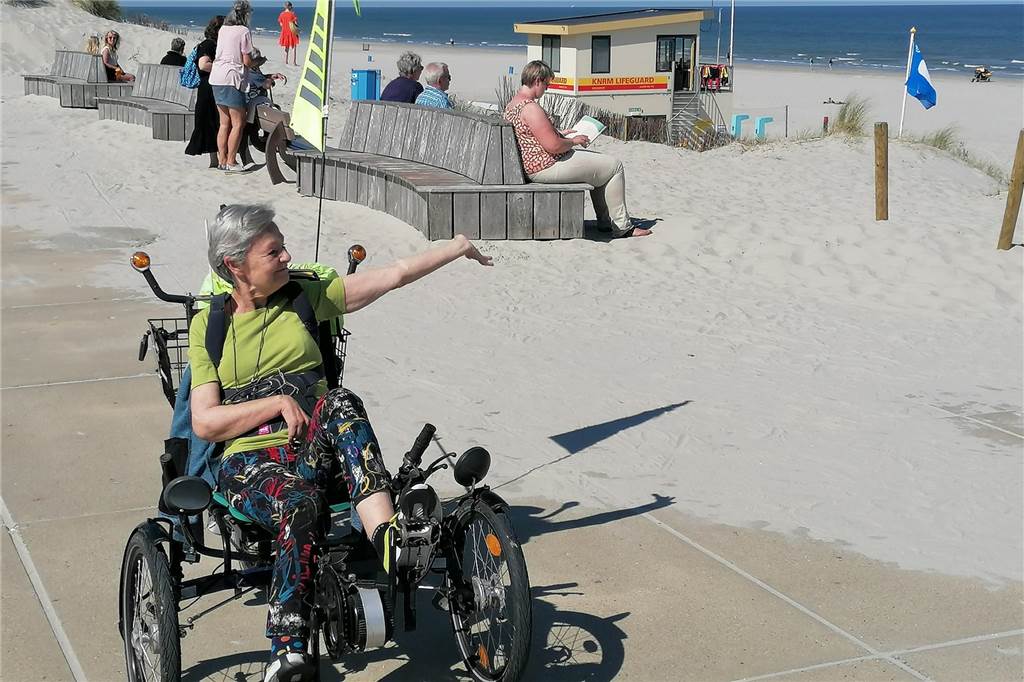 „Das tägliche Leben ist nicht mehr“: Dreiste Diebe stehlen Ulrike (63) das Spezial-Fahrrad Sommer 2023 auf Ameland - auch auf der niederländischen Insel war Ulrike Kleinemeier mit dem für ihre Bedürfnisse umgebauten Fahrrad unterwegs.