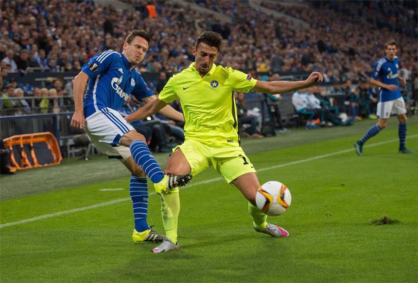 Sascha Riether hofft auf Verbleib auf Schalke Sommer-Neuzugang Sascha Riether (l.) hat sich auf Schalke gut eingelebt, sportlich wie menschlich passt es.