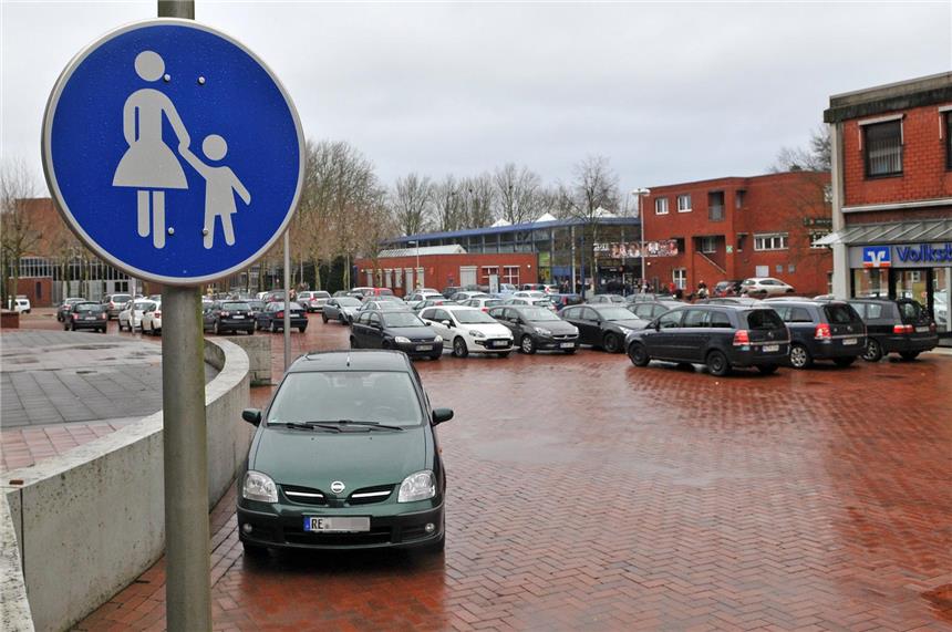 Bezirksbeamter schrieb mindestens 50 Strafzettel Sonderweg für Fußgänger zeigt dieses Schild am Wulfener Markt an: Die Trödelmarkthändler und -besucher sowie die Freunde des Shorty-Schwimm-Wettbewerbs des SV Delphin Dorsten im Hallenbad scherten sich am Sonntag nicht darum und parkten mit ihren Autos den Marktplatz zu. Bezirksbeamter Andreas Müller verteilte Knöllchen zwischen 15 und 20 Euro zuhauf.