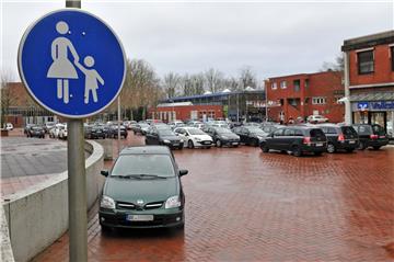 Sonderweg für Fußgänger zeigt dieses Schild am Wulfener Markt an: Die Trödelmarkthändler und -besucher sowie die Freunde des Shorty-Schwimm-Wettbewerbs des SV Delphin Dorsten im Hallenbad scherten sich am Sonntag nicht darum und parkten mit ihren Autos den Marktplatz zu. Bezirksbeamter Andreas Müller verteilte Knöllchen zwischen 15 und 20 Euro zuhauf.