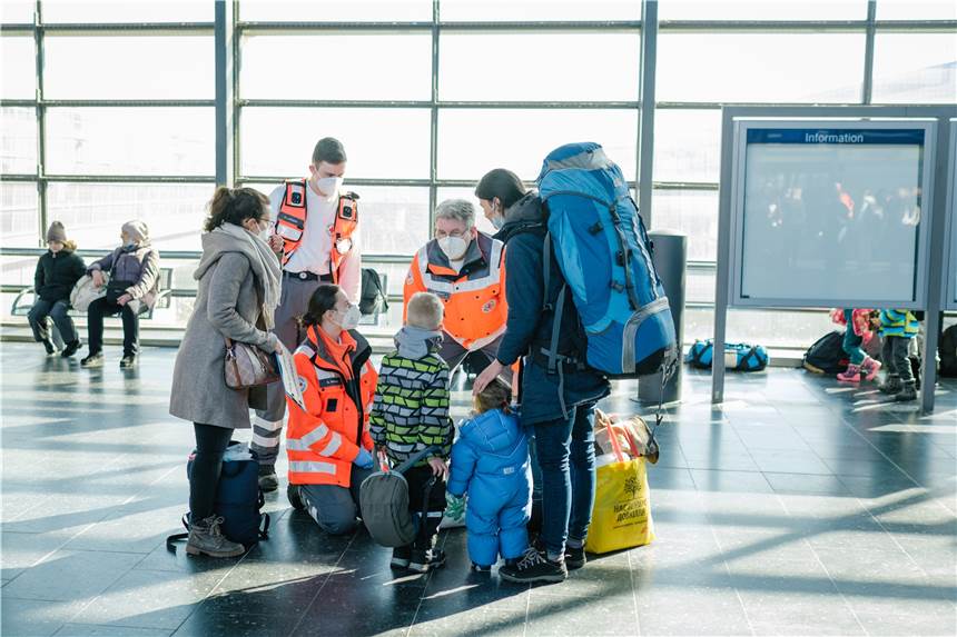 Geflüchteten aus der Ukraine helfen: Was ist aktuell sinnvoll? Sonderzüge bringen Flüchtlinge aus dem ukrainischen Kriegsgebiet. Vor Ort warten Helferinnen und Helfer auf sie.