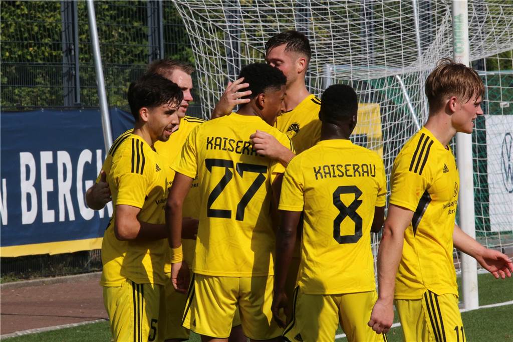 Keeper verursacht und hält Elfmeter: SuS Kaiserau marschiert auf Platz zwei Soner Aydin (l.) sorgte für den zweiten Kaiserauer Treffer nach hervorragender Vorarbeitvon Dylan Pires (Nr. 27).