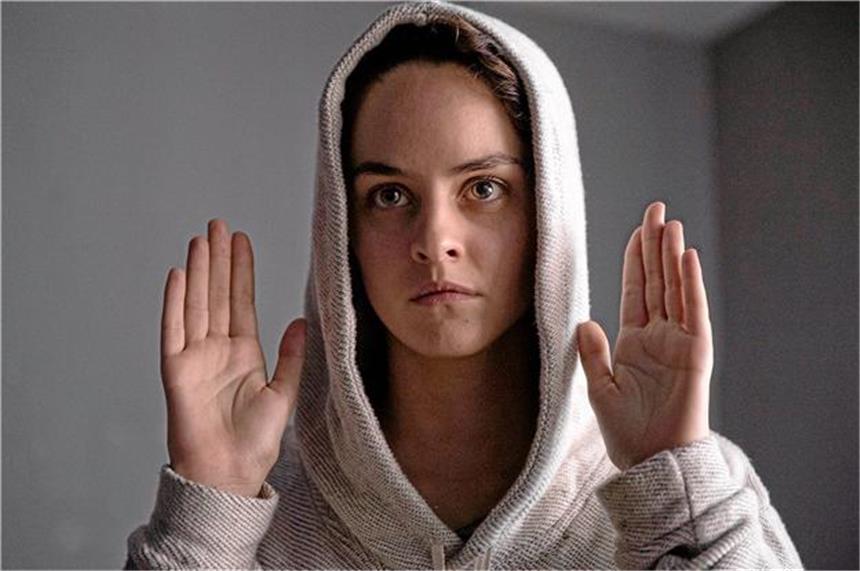 Sonia (Noémie Merlant) betet eifrig zu Allah und will unbedingt nach Syrien.Foto Neue Visionen