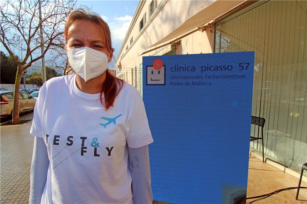 Mallorca trotz Corona: Kosten, Tests, Sperrstunde - die Regeln im Überblick Sonja Clausen arbeitet im Testcenter "Test & Fly" in Arenal. "Die Anzahl der Nachtestungen ist sehr gering", verweist die 44-Jährige auf die große Mehrheit negativer Testergebnisse.