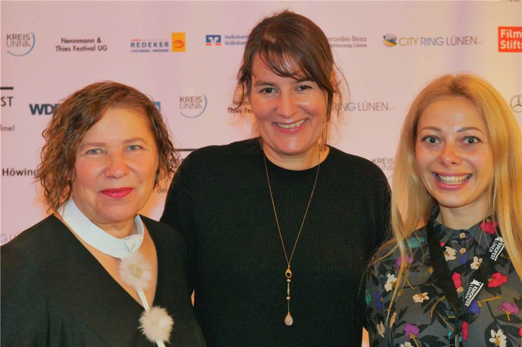 Täglich eine Friedens-Kundgebung in Lünens Partnerstadt Panevėžys Sonja Hofmann (M.) mit den beiden Leiterinnen des Partnerfestivals aus Panevėžys beim 31. Kinofest im November 2021.