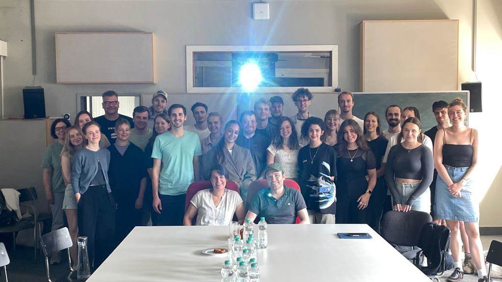 Studierende drehten auch in Lünen: 8 Vorschläge für Kinofest-Trailer Sonja Hofmann und Max Biela (sitzend M.) besuchten die Studierenden der FH Dortmund, die Vorschläge für den neuen Trailer des Kinofests erarbeitet haben.