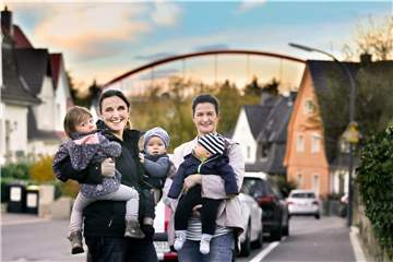Sonja Jacobs (l.) und Sarah Engel (r.) leben wieder dort, wo sie sich schon als Kinder wohlgefühlt haben: in Schönau. Inzwischen wohnen die beiden dort aber mit ihren Männern und Kindern.