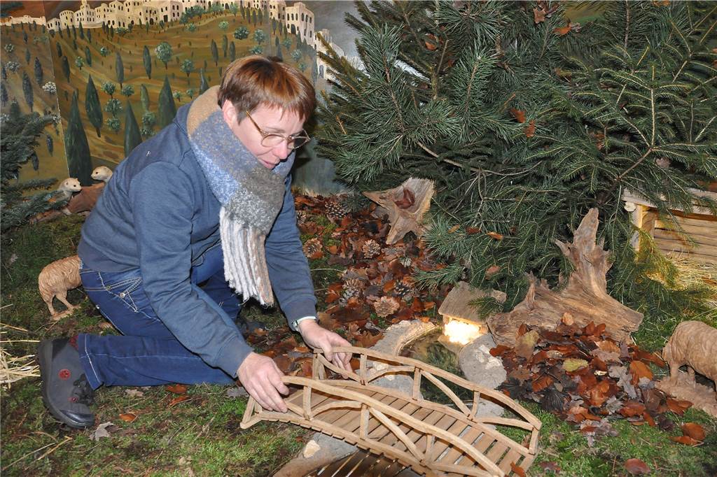 Nienborger Krippe in der St.-Peter-und-Paul-Kirche wechselt bis Heiligabend Sonja Naber an der „Dinkelbrücke“: Seit zwei Jahren unterstützt die Floristin Elisabeth Schwietering bei der Dekoration der Krippe.