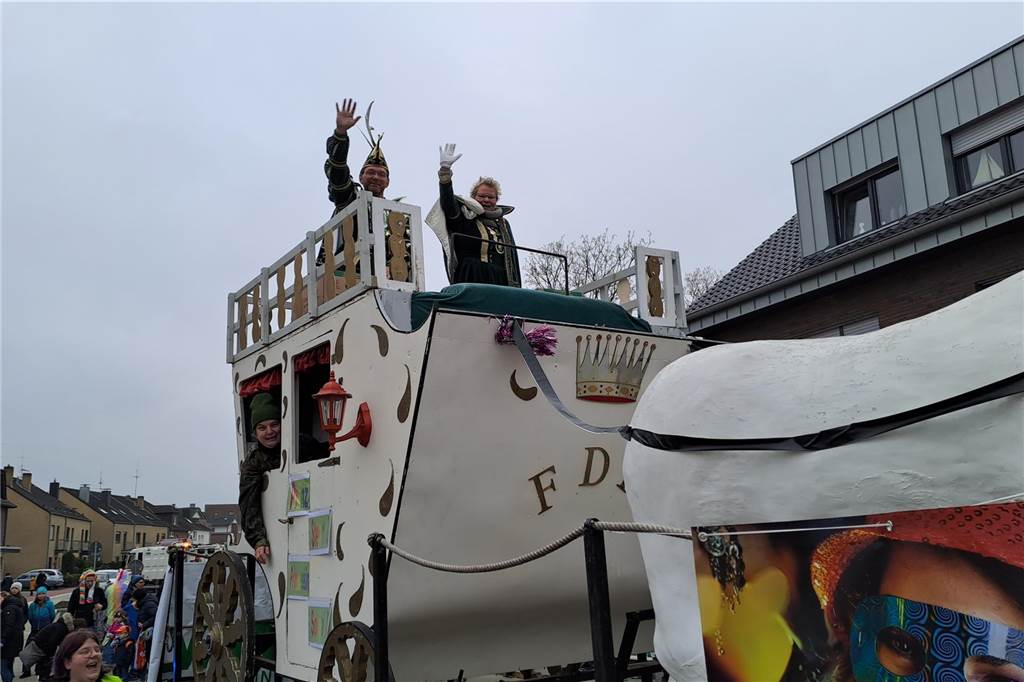 Rosenmontagszug 2023 in Dorsten: Die Narren sind zurück Sonja und Stefan Muth, das aktuelle Prinzenpaar des Dorstener Karnevals, freuten sich, dass so viele Narren der Einladung zum Rosenmontagszug gefolgt waren.