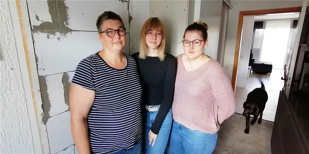 Dortmunder Familie verzweifelt: Tumor reißt 45-Jährigen aus dem Leben Sonja Vernholz und ihre Töchter Aiyala und Filz (v.l.) haben den Tod ihres Ehemanns und Stiefvaters noch nicht verkraftet. Die Familie braucht Unterstützung.