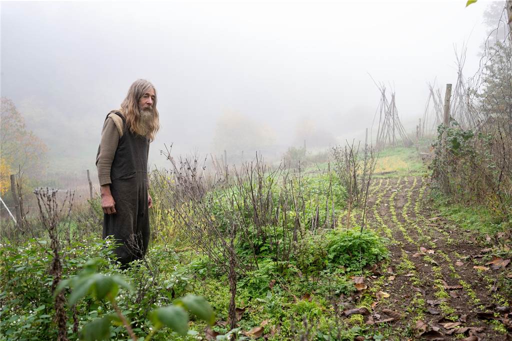 Aussteiger Friedmunt Sonnemann lebt seit 32 Jahren im Wald: „Mir fehlt es an nichts“ Sonnemann steht am frühen Morgen in seinem Garten.
