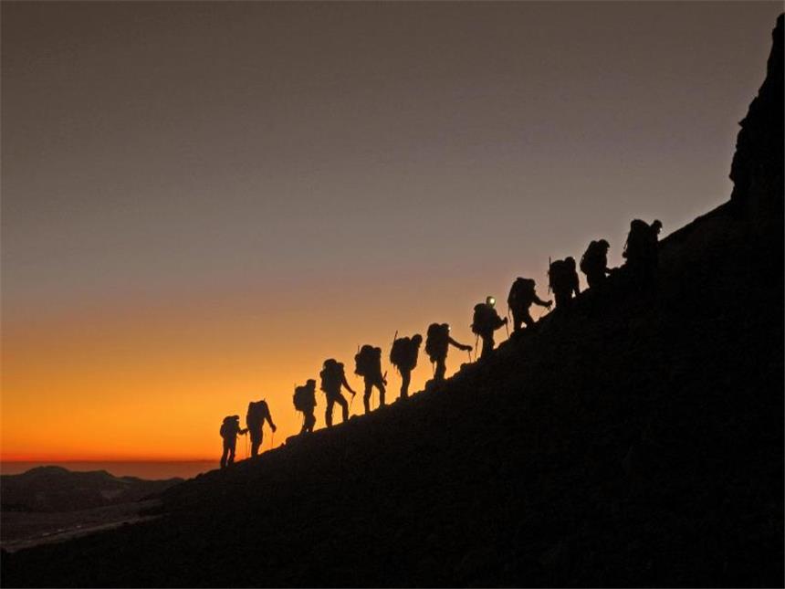 Warum Urlauber das Abenteuer suchen Sonnenaufgang am knapp 7000 Meter hohen Aconcagua in Argentinien. Foto: Kristina Friedrichs/Diamir Erlebnisreisen GmbH/dpa-tmn