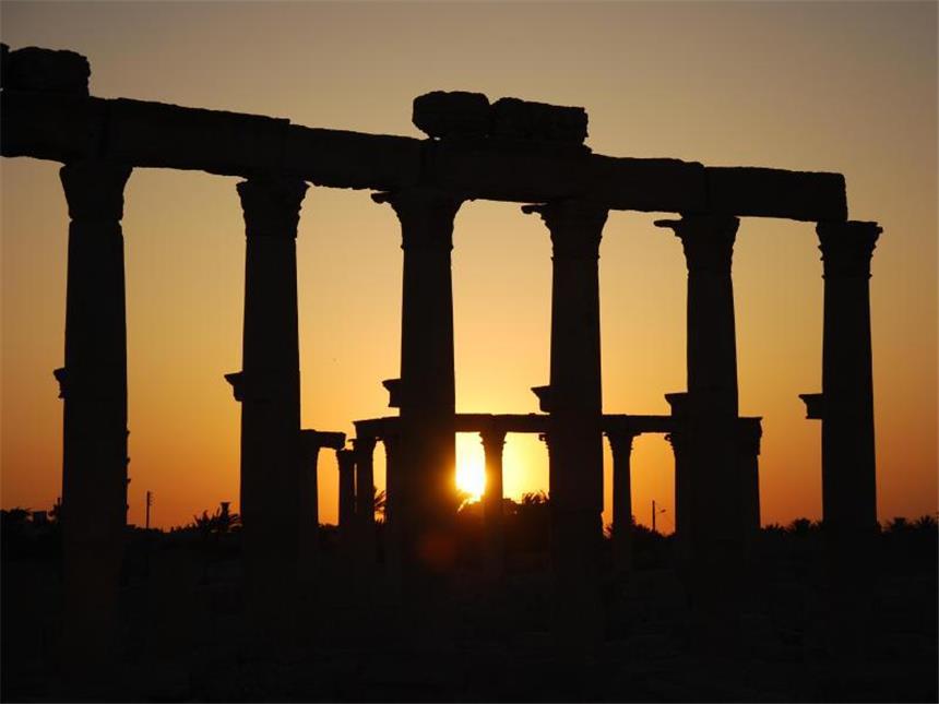 Unesco berät über den Wiederaufbau von Palmyra Sonnenaufgang über den Ruinen von Palmyra in der syrischen Wüste, aufgenommen am 03.06.2009. Foto: Chris Melzer