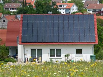 Sonnenkollektoren an einem Wohnaus: Mit der Reform EEG-Gesetzes soll von 2017 an die Förderung von Ökostrom umgestellt werden. Foto: Daniel Bockwoldt
