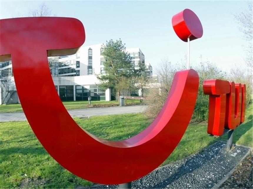 TUI-Gewinn massiv gesunken Sonnenstrahlen streifen das TUI Logo vor der TUI Deutschland Zentrale in Hannover (Archivfoto).