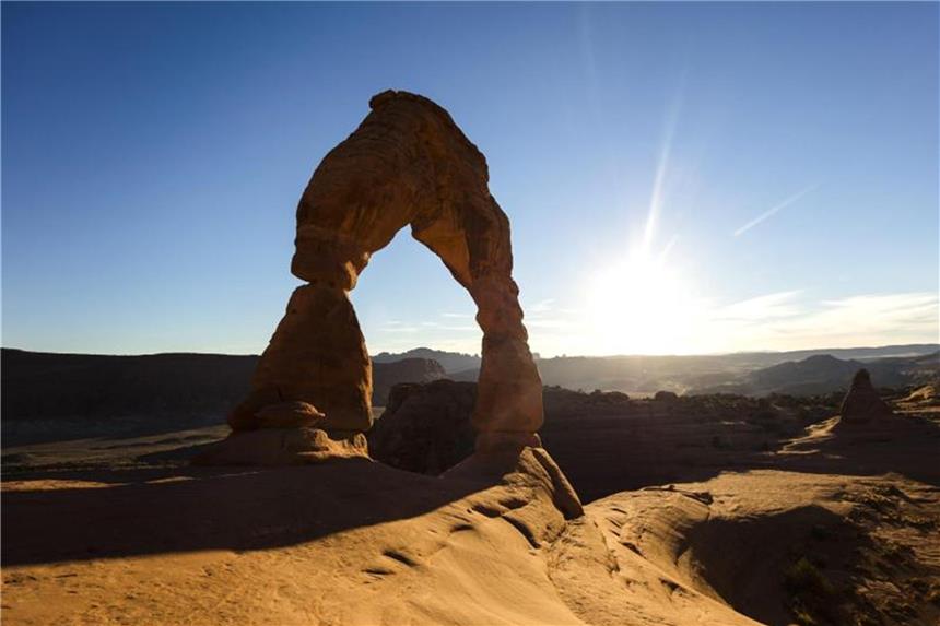 Overtourism bis späte Buchungen: Reisesommer in den USA Sonnenuntergang im Arches Nationalpark bei Moab in Utah - hier sowie im Zion Nationalpark möchte die US-Nationalparkverwaltung ein neues Reservierungssystem für Besucher etablieren. Foto: Jim Lo Scalzo/epa