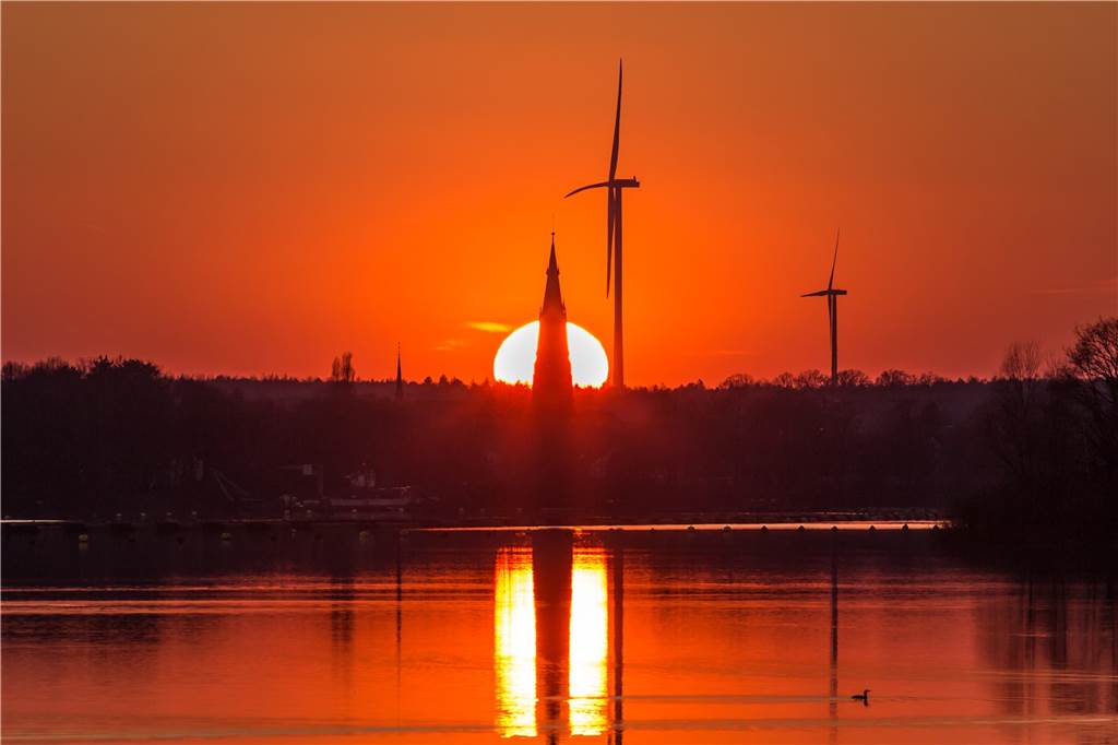 Dr. Wolfgang Strickling fotografiert beeindruckende Naturereignisse in Haltern Sonnenuntergang in Haltern vom See aus fotografiert.