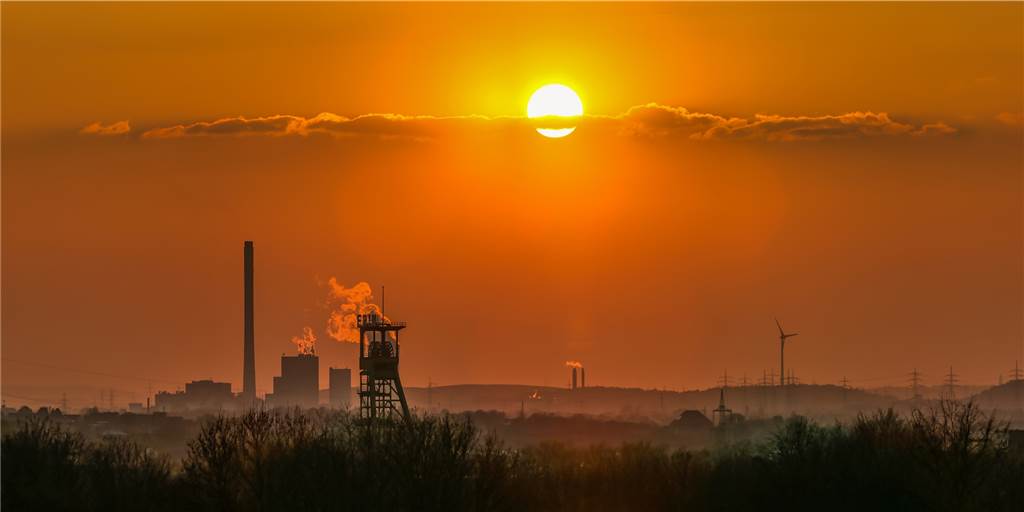 Heiß und zu trocken: Castrop-Rauxel zwischen Sommerspaß und Brandgefahr Sonnenuntergang über Castrop-Rauxel: In den nächsten Tagen soll quasi keine Wolke den Hochsommer stören. Es wird wieder heiß und bleibt viel zu trocken.