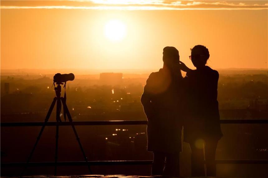Wie man am besten bei wenig Licht fotografiert Sonnenuntergang über München: Damit Bilder bei solchen Lichtverhältnissen oder sogar bei noch weniger Licht gelingen, brauchen Fotografen ein Stativ und viel Experimentierfreude bei den Kameraeinstellungen. Foto: Sven Hoppe