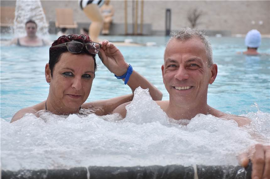 Solebad Werne eröffnet: Mehr als 1000 Schwimmer am Sonntag Sonntagnachmittag wurd‘s voll im Becken. Carmen und Karsten Levecke aus der Partnerstadt Kyritz haben sich ein nettes Plätzchen gesichert.