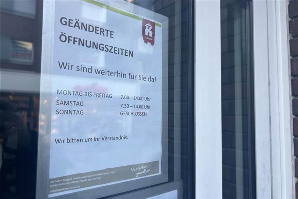 Schild mit den Öffnungszeiten