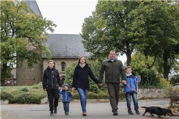 Sonntagsspaziergang mit Dackel Jule im idyllischen Brechtener Ortskern: Magnus und Simone Benkhofer mit den Kinder Fritz (13), Julius (7) und Henning (2).