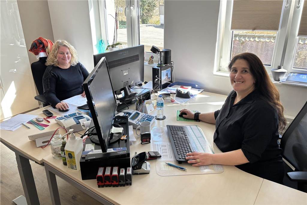 Fachbetrieb „Ecotherm“ zieht von Mengede nach Huckarde und expandiert Semiha Özcelik und Sonnur Kalingas am Schreibtisch in ihrem Büro bei Ecotherm.
