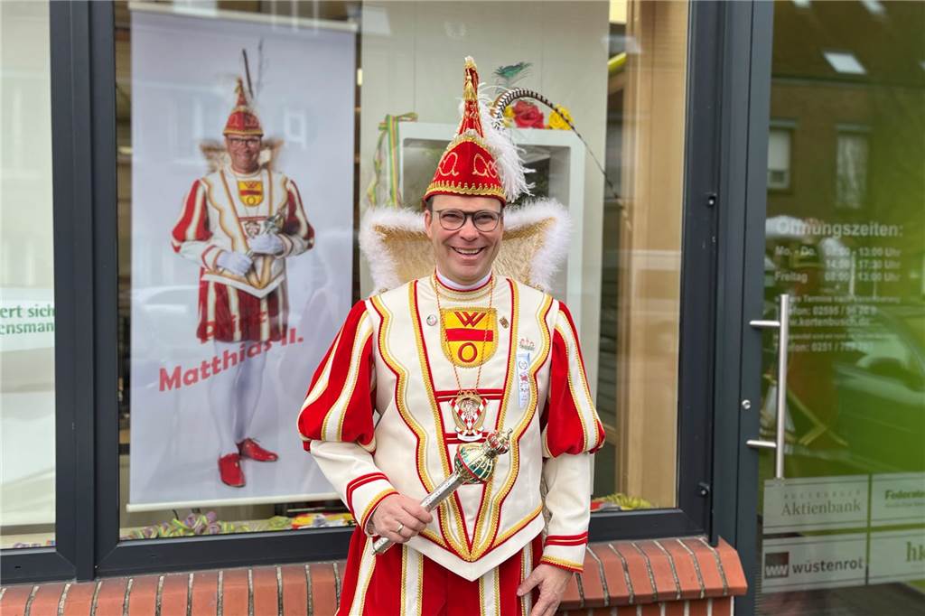 Sonst als Präsident mit viel Organisation beschäftigt, jetzt kann er die Session als Prinz richtig genießen. Matthias Kortenbusch freut sich vor seinem dekorierten Versicherungsbüro mit dem Zepter auf die kommenden Wochen.